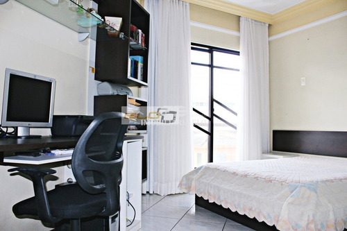Imagem 9 de 30 de Casa Ampla Com Pátio E Edícula Em Forquilhinhas. - 3476