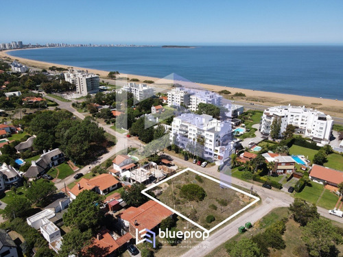 Terreno En Venta En Playa Mansa, Pinares, 1 Cuadra Del Mar.