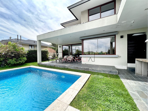 Casa En Venta De 5 Dorm. En Las Condes