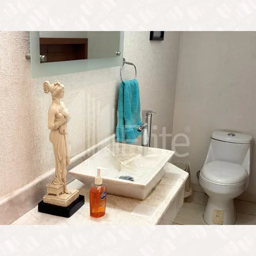 Casa En Venta Con Amplio Jardin En Cumbres Del Lago