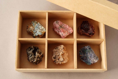 Imagen 2 de 3 de Colecciones En Madera: Caja De Fibrofacil Con 6 Minerales