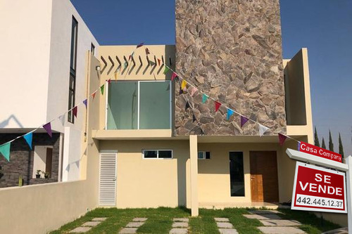 Se Vende Casa En Cañadas Del Arroyo, 3 Recamaras, Jardín, 2.