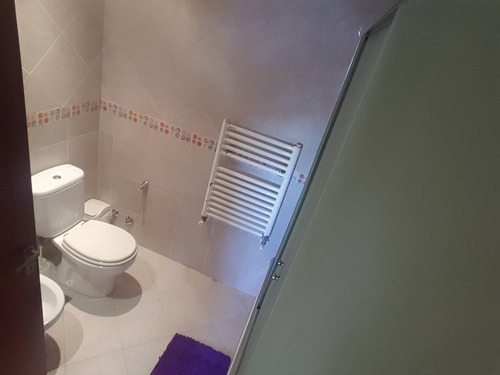 Nuevo Valor!!! Unico Chalet En Dos Plantas Hermoso Con Amplio Parque Quincho Piscina!! Tomo Menor Valor En Parte De Pago F: 7445