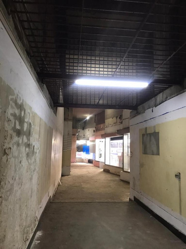 Alquiler Local Comercial En 18 De Julio Y Ejido. 244m2 Totales.
