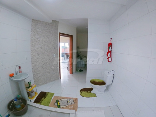 Belíssima Residência Com 3 Quartos, Sendo 1 Suíte, Lavabo, Área De Sala, Cozinha, Área De Festas Com Churrasqueira, Rebaixo Em Gesso, Possui Também Sistema De Câmeras De Segurança. Tudo Isso Á Apenas