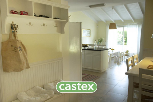 Imagen 16 de 30 de Casa De Cinco Ambientes En Venta En La Lomada