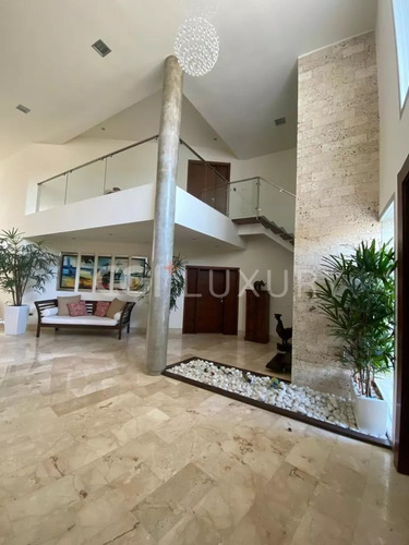 Cgi+ Luxury Lecheria Ofrece En Venta Casa En Las Villas.
