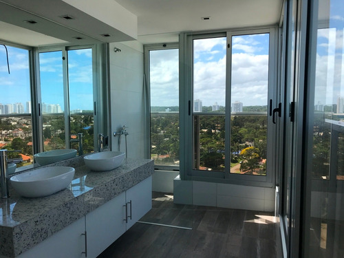 Pent-house En Playa Mansa 5 Dormitorios, Frente Al Mar