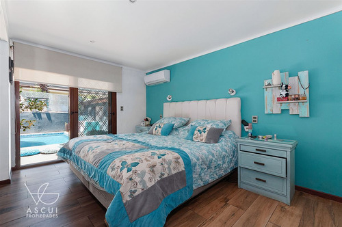 Casa En Venta. 6 Dorm. Las Condes/ Terraza Techada Y Piscina