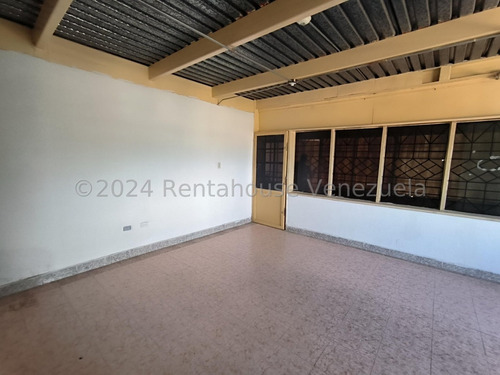 Mini Centro Comercial En Venta En La Mora I 24-29093 Irrr