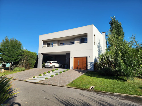 Casa En Venta Con Fondo A La Laguna En Canning