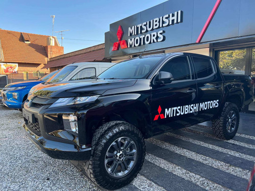 Imagen 2 de 16 de Mitsubishi L200 2023 2.4 Di-d High Power 181cv Cuero