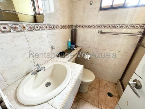 Amplia Y Cómoda Casa En Venta Al Oeste De La Ciudad, Posee Gran Distribución Interna Para El Disfrute De Tu Familia