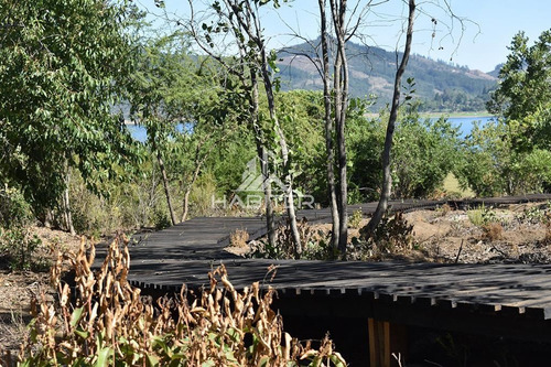 Casa En Venta De 5 Dorm. En Colbún