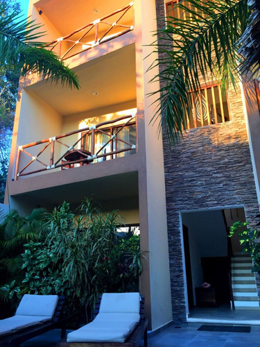 Casa - Hotel En Venta En Tulum, Quintana Roo, Santiago , Con 6 Habitaciones En Excelente Ubicación.