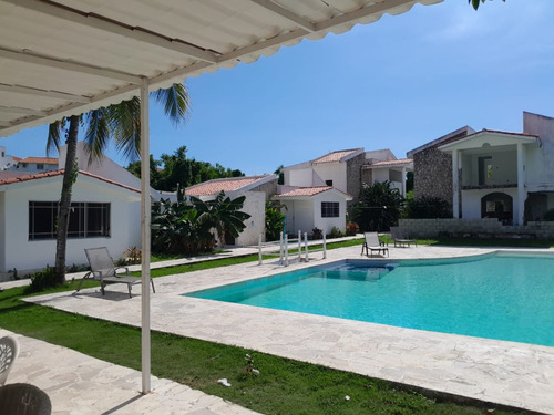 Vendo Preciosas Villas De 2 Niveles A 2 Minutos De La Playa En Juan Dolió, República Dominicana