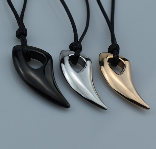 A Collar Con Colgante Ajustable En Forma De Diente De Lobo