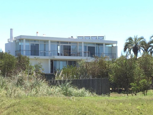 Casa En Venta De 3 Dormitorios En Punta Piedras (ref: Bpv-5668)