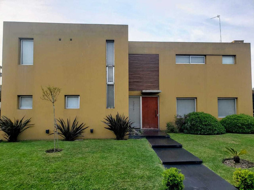 Excelente Casa Moderna En Villa Olivos