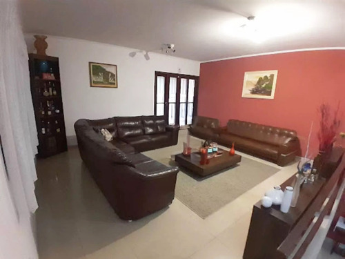 Sobrado Com 4 Dormitórios, Piscina E Churrasqueira