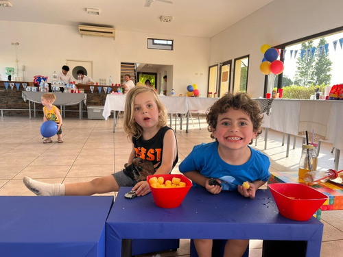 Combo Mesa Y Mini Puff Infantiles Alquiler Zona Sur