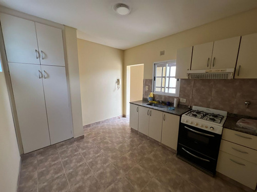 Alquilo Excelente Piso En Caseros De 3 Ambientes Grandes Con Terraza Y Patio Propio!! F: 4571