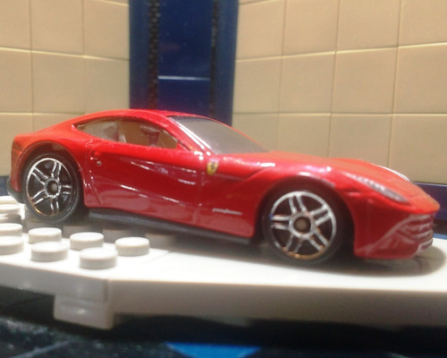 Priviet Exotic Ferrari F12 Berlinetta Rojo Hot Wheels Hw