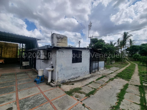 Carlos Colmenarez Vende Granja Amoblada Con Casa Principal De 4hab,3bñ,estacionamiento Multiple,casa De Encargado,deposito,a/a Entodas Las Hab,cocinas Dentro Y Fuera Con Parrillera A Gas Corrales,gall