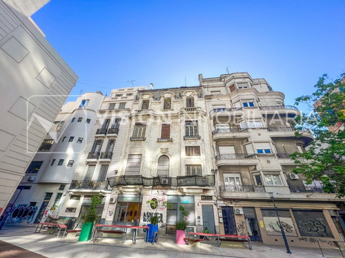 Imagen 2 de 14 de Casona Casa Mansión Amueblada De 811 M2 Con 690 M2 Interiores Para Sede De Empresa Cowork Hotel Ciudad Vieja Montevideo. Planta Principal De 212 M2 Totalmente Reciclada Y Actualmente En Uso. Reciclaje