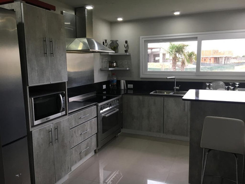 Casa De 5 Ambientes Más 4 Baños