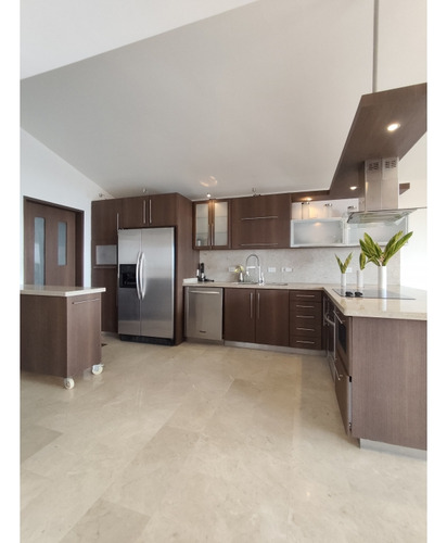 Se Alquila Bello Apartamento Ubicado En Loma Linda.