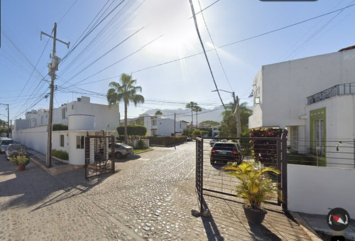 Casa En Condominio Ubicada En Colonia Paseo De La Ribera, Puerto Vallarta Jalisco, Con 3 Recamaras Y 114m2. Muy Cerca Del Walmart Macroplaza Vallarta.