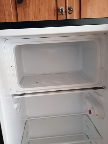 Refrigerador Tcl Single Door 6.0 Pies Cúbicos Negro Tsd60bw Negro (Usado)