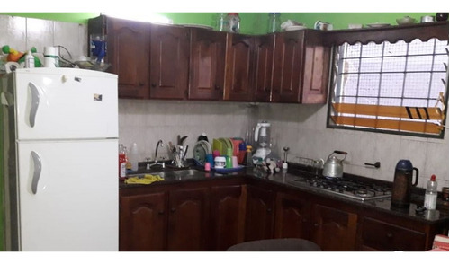Casa En Block Con Entrada De Autos Y Dos Dptos. Al Cfte.