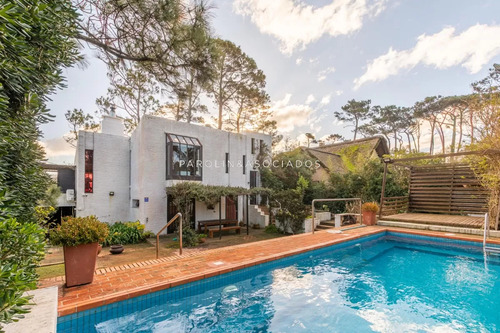 Casa En Venta De 3 Dormitorios En Pinares, Punta Del Este.