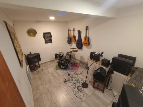 Casa De 4 Ambientes Y Consultorio U Oficina En Venta En Lomas Oeste, Cochera Y Terraza Con Parrilla