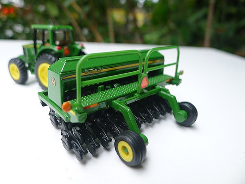 / Tractor John Deere 7215r Escala 1:64 Con Barrena De Grano