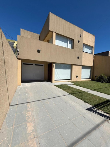 Casa En Venta - 4 Dormitorios 4 Baños - Necochea