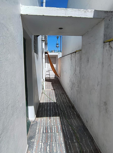 Casa En Venta - 2 Dormitorios 2 Baños - 275mts2 - Tolosa