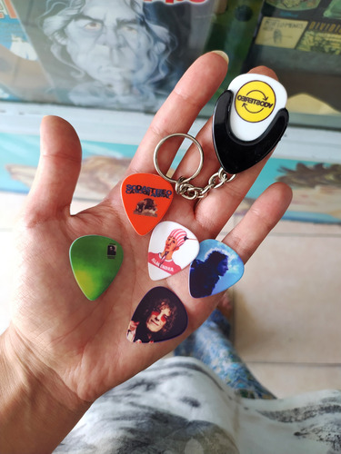 Portapua Llavero + Puas X6 Guitarra Nacionales Laser Rock Negro Mediano