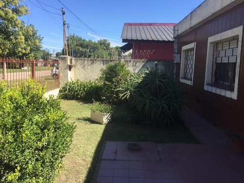 Casa En Venta - 4 Dormitorios 2 Baños 1 Cochera - 321mts2 - Merlo