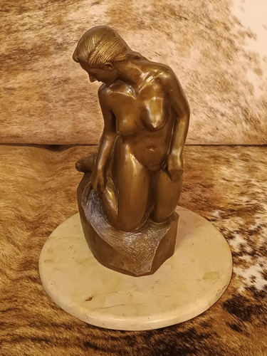 Escultura De Mujer En Bronce 