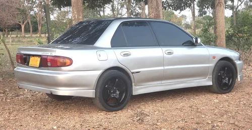 Mitsubishi Lancer 1.3 Gl 5 p