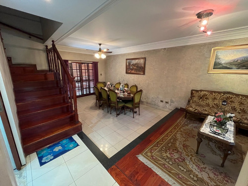 Casa De 4 Ambientes Con Garage Muy Buena Ubicación Y Excelente Estado.