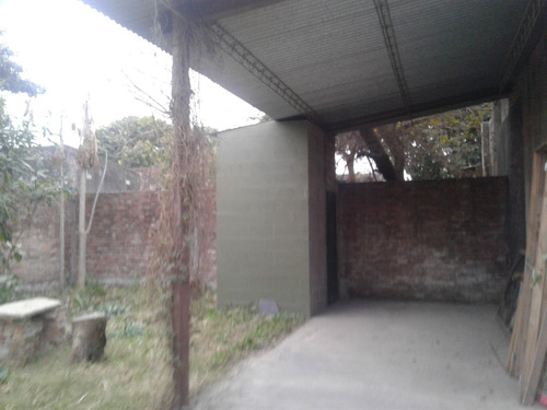 Terreno Con Agua Y Cluacas. Baño Y Espacio Techado Al Fondo