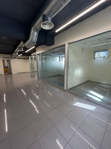 Oficina En Venta En Gazcue De 553m2 Con 9 Parqueos