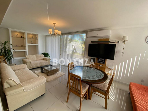 Casa En Venta En Barrio Residencial De Piriápolis. 2 Dormitorios + 2 Monoambientes. Piscina Climatizada. A 5 Cuadras De La Playa.