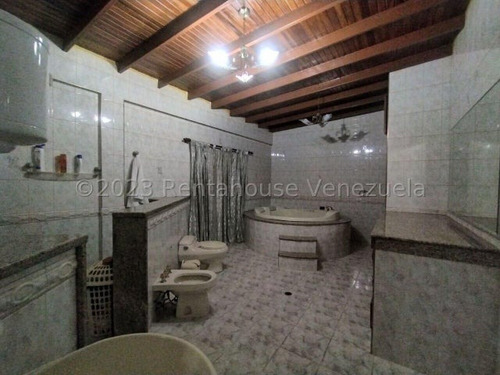 Gran Edificio En Venta En El Casco Central De Palo Negro Con Locales Comercial, Y Apartamentos Db 24-17347