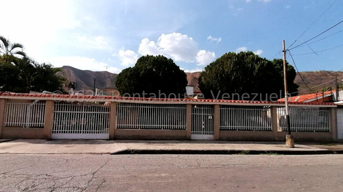 Casa En Venta En Urb. La Floresta 24-18174 Jcm