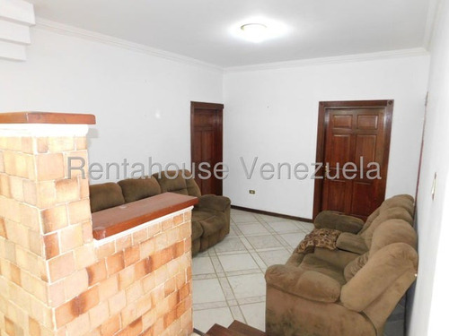 Fredxia Castillo Vende Amplia Casa, Amoblada Y Con Piscina En La Avenida Los Abogados De Barquisimeto # 25-11394